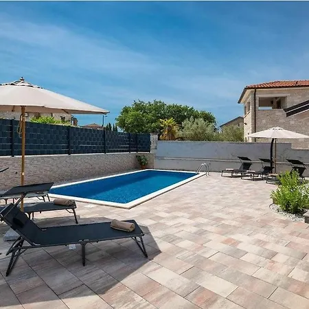 فيلة Modern Ajlin With Pool, Table Tennis, Bbq